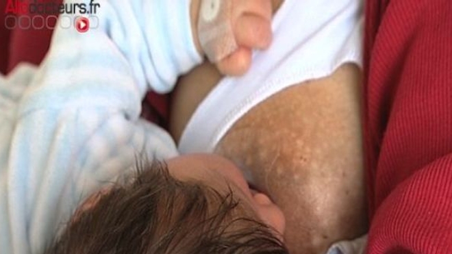 Sida : une protéine du lait maternel capable d'inactiver le VIH