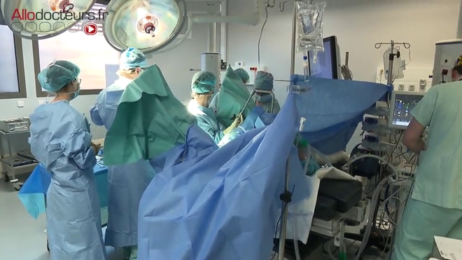 Attention, images de chirurgie très impressionnantes ! Hystérectomie par les voies naturelles