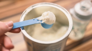 Foodwatch demande le retrait de deux laits infantiles jugés dangereux