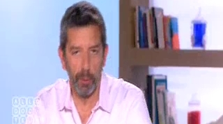 Benoît Thevenet et Michel Cymes expliquent l'anatomie du sein.