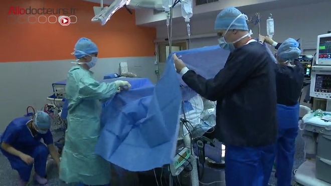 Attention, images de chirurgie ! Le seul traitement curatif du cancer de l'estomac est chirurgical