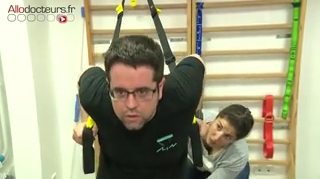 Mickael suit un programme de rééducation après un accident de parapente.