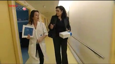 Anne Laure porte une pompe à gonadotrophine qui stimule son ovulation.