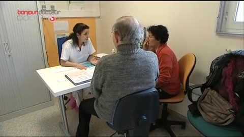 Une infirmière explique les différents effets secondaires du traitement contre le cancer.