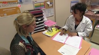 Pour connaître l'origine des irritations, le médecin procède à un interrogatoire du patient sur ses habitudes. Et pour confirmer l'allergie aux cosmétiques, le médecin teste des échantillons de différents produits.