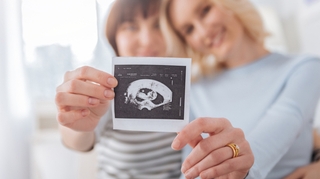 Pour la deuxième fois en France, un couple de femmes a bénéficié d’une PMA
