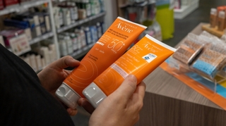 Une dermo-pharmacologue vous dit tout sur les crèmes solaires !
