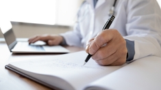 Quand les médecins retraités se remettent au travail	