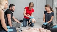 Apprenez les gestes qui peuvent sauver votre enfant