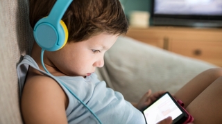 Les enfants de deux ans passent 1h par jour devant un écran, alerte une étude