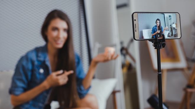 Certains influenceurs aux millions d'abonnés peuvent peser sur les comportements de consommation, notamment ceux des jeunes.