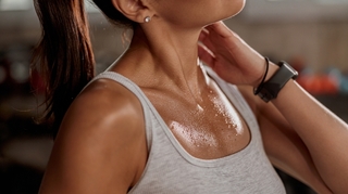 Sport : pourquoi la transpiration abîme notre peau et comment en prendre soin