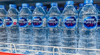 Un tiers des marques d'eaux en bouteille a recours à des traitements interdits