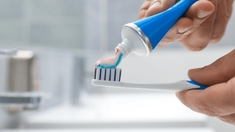 Quelle dose de dentifrice faut-il vraiment mettre sur sa brosse à dents ?