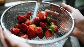 Voici comment bien laver vos fraises pour limiter le taux de pesticides