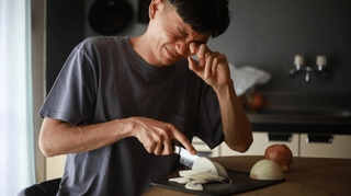 Les meilleures astuces pour ne pas pleurer en coupant un oignon